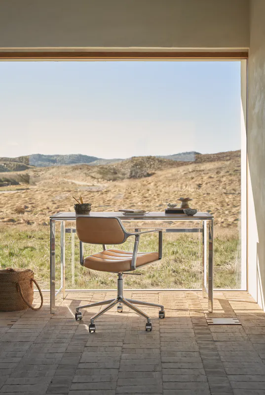 Vipp453 Svingbar stol med hjul - camel / polert ramme